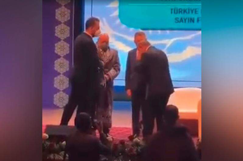 Желіде Шөкеев киген шапан талқыланып жатыр