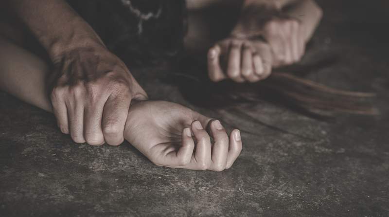 «Индрайвер» жүргізушісі танысымен бірге жолаушы қызды зорлаған