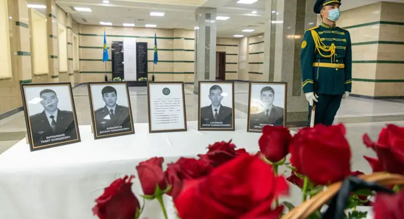 Қазақстанда ұшақ апатынан көз жұмған әскерилерді жерлеу рәсімі өтті