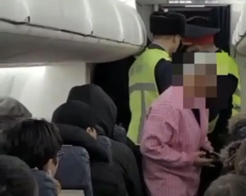 55 жастағы жолаушы Qazaq Air бортындағы қауіпсіздік ережелеріне бағынбағаны үшін рейстен түсірілді   