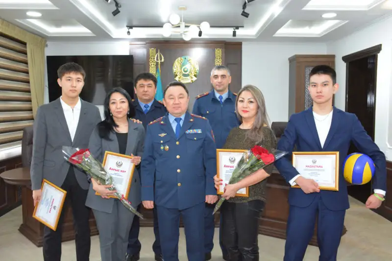 СҚО-да мектепке балтамен келген баланы ұстаған оқушылар марапатталды 