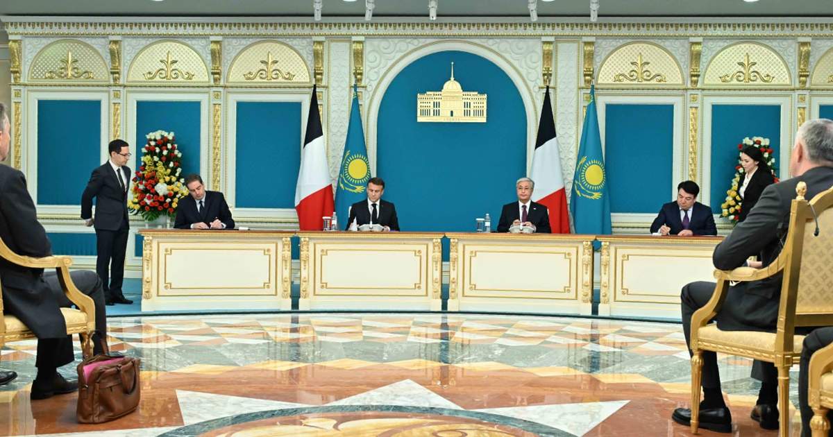 Қазақстан мен Францияның ресми делегация мүшелері бірқатар құжатқа қол қойды