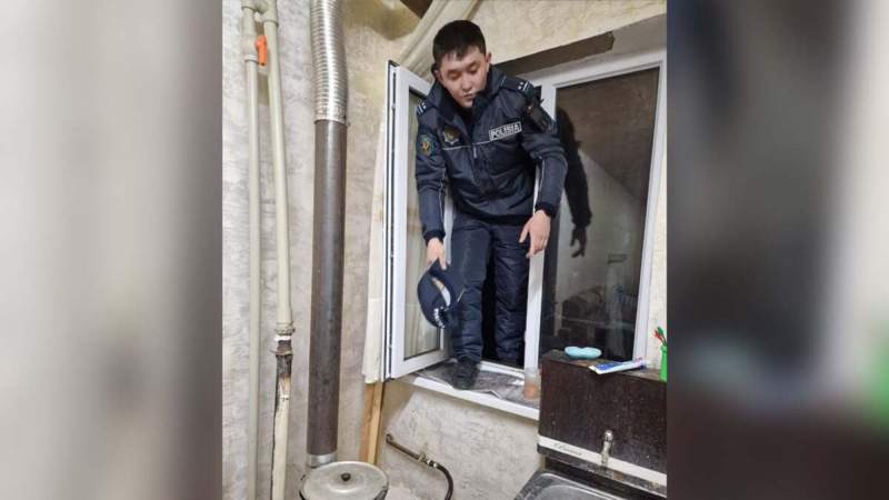 Сабаққа қатыспаған баланы тексеруге келген полицей мен мұғалім отбасы мүшелерін ажалдан арашалады (видео)