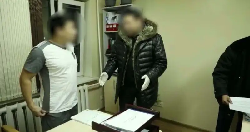 Астанада жалған анықтамалар сатқан медициналық орталықтардың екі басшысы ұсталды