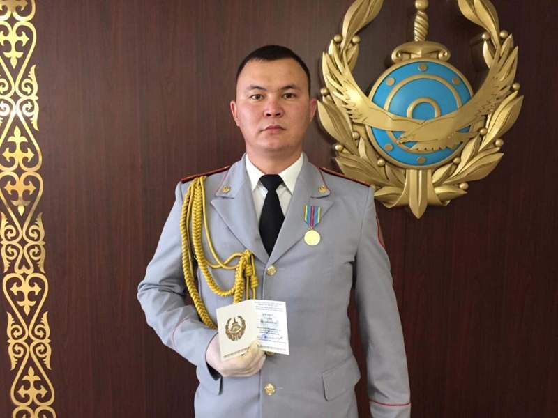 30 адамды өрттен құтқарған полицей марапатталды 