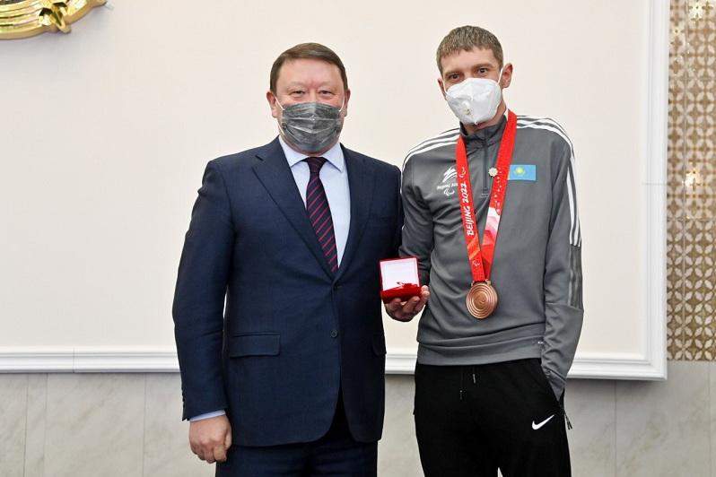 Александр Герлицке пәтер мен ақшалай сертификат табысталды
