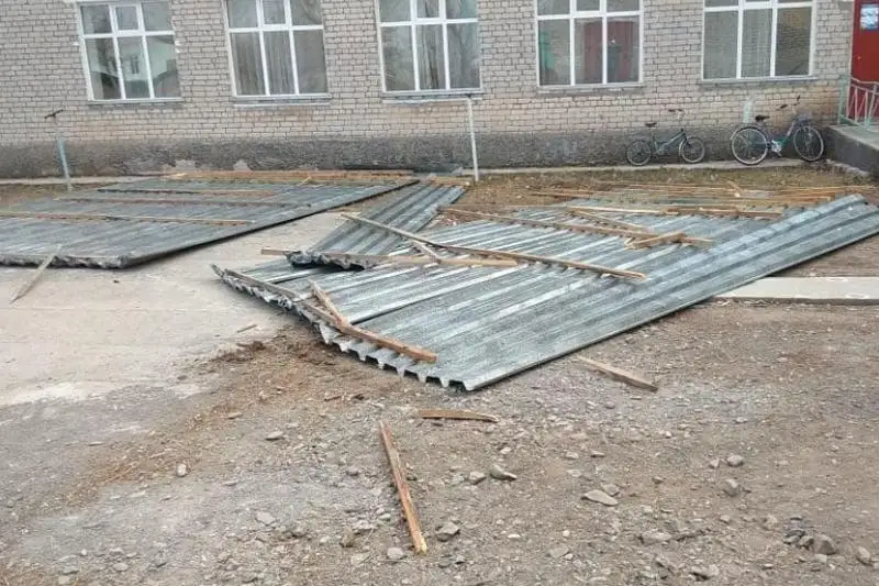 Мектеп шатырын жел ұшырып әкетті