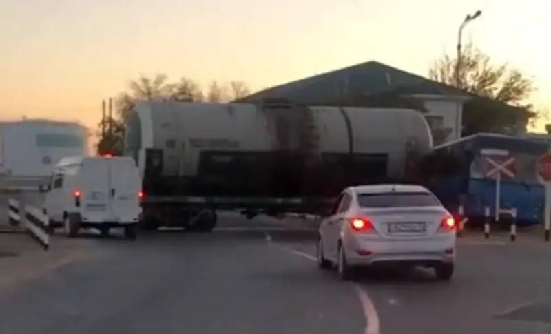 Ақтау маңында тепловоз бен автобус соқтығысты  