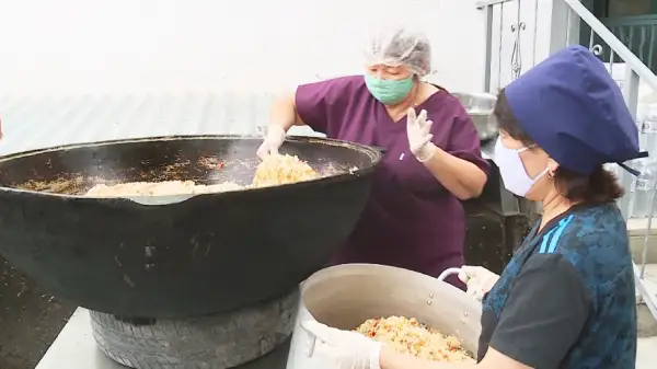 Кәсіпкерлер індет жұқтырған науқастар мен дәрігерлерді тегін тамақтандырды