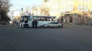 Оралда автобус пен жеңіл көлік соқтығысып, үш адам зардап шекті