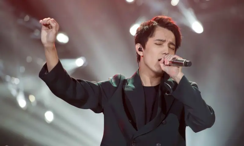 Димаш Құдайберген Қытай телеарнасында жаңа әннің тұсауын кесті - видео