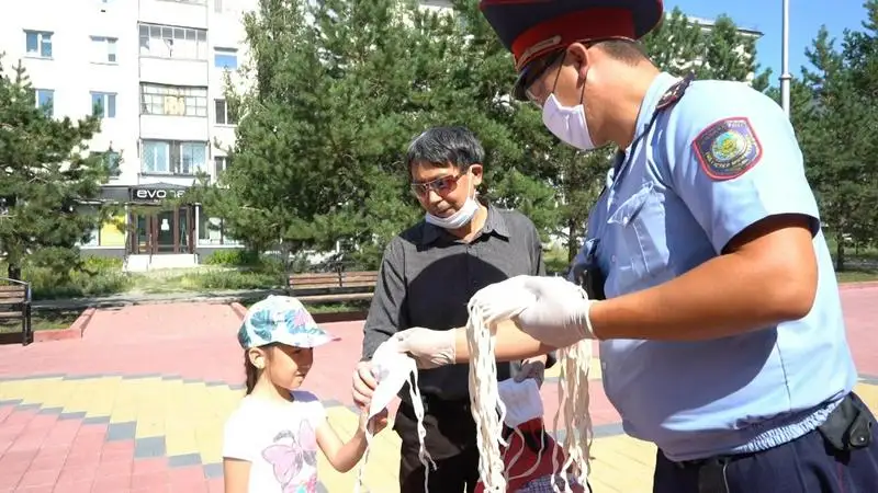 Полицейлер көшеде маска таратып жүр