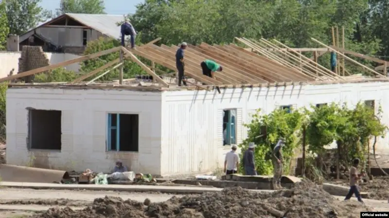 Өзбекстанда жұмысшыларды Сардобада үй жөндеуге мәжбүрлеген