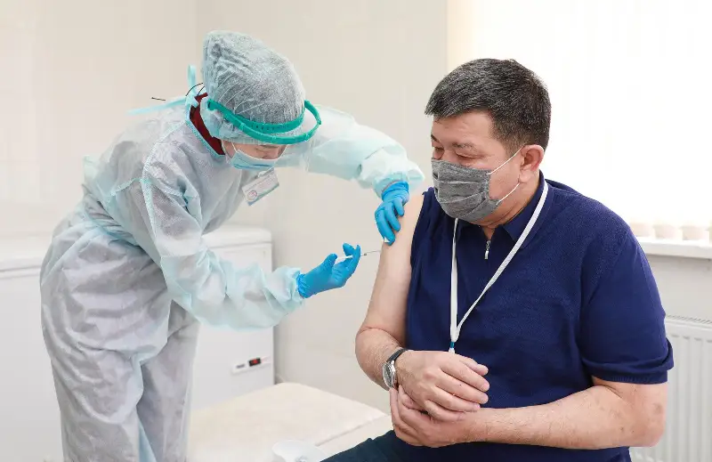 Атырау облысының әкімі Махамбет Досмұхамбетов вакцина салдырды