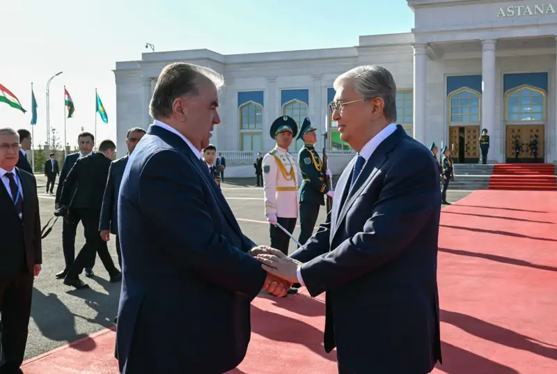 Тоқаев Эмомали Рахмонды әуежайдан шығарып салды