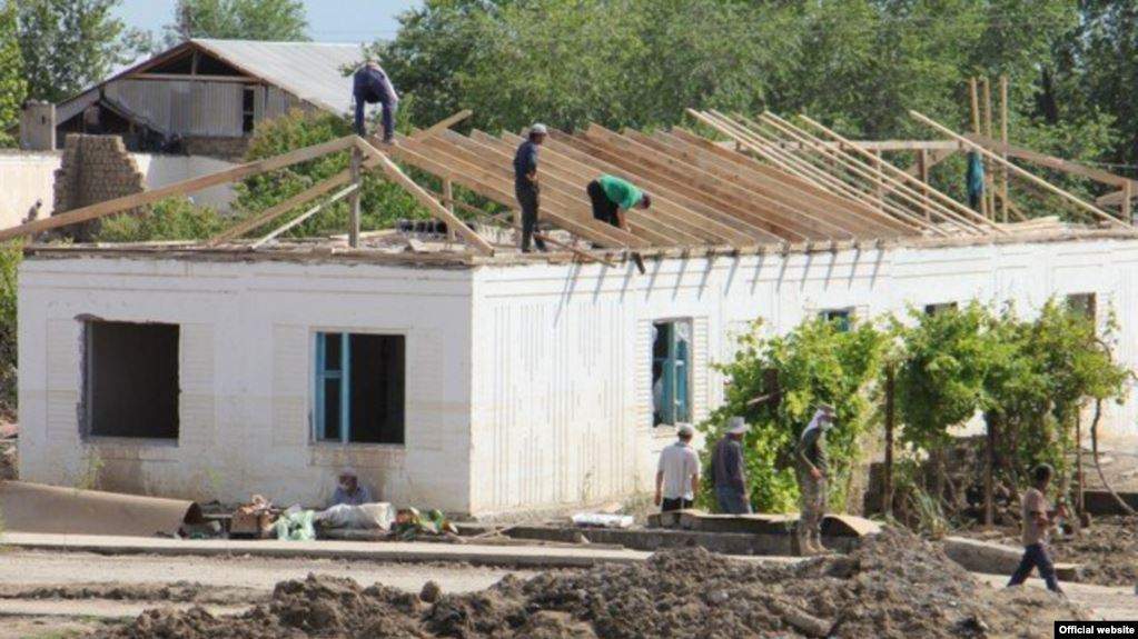 Өзбекстанда жұмысшыларды Сардобада үй жөндеуге мәжбүрлеген