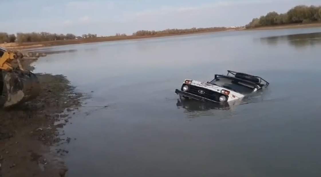 Көлік Жайық өзеніне батып, екі адам қайтыс болды