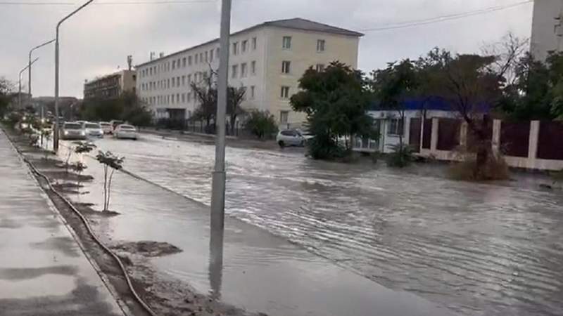 Ақтауда толассыз жауған жаңбырдан көшелерді су басты