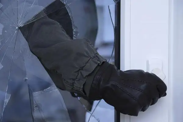 Терезеден кірген ұры қомақты қаражатты алып кетті