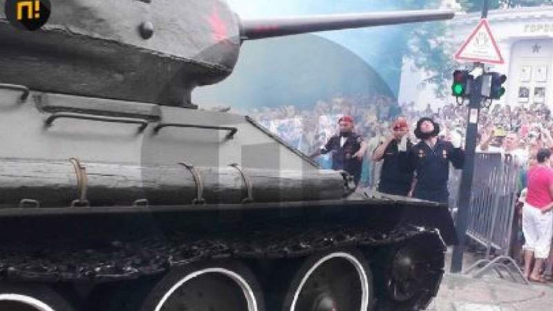 Жеңіс парадына қатысқан танк көрермендерді басып кете жаздады