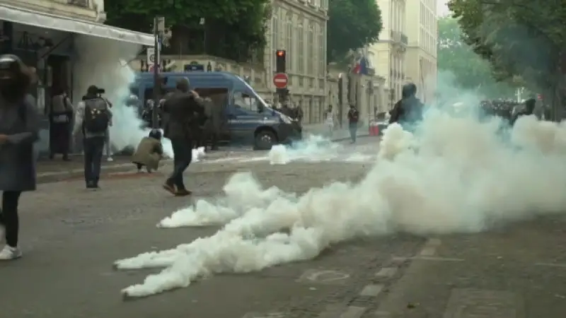 Парижде медицина қызметкерлері ереуілге шықты