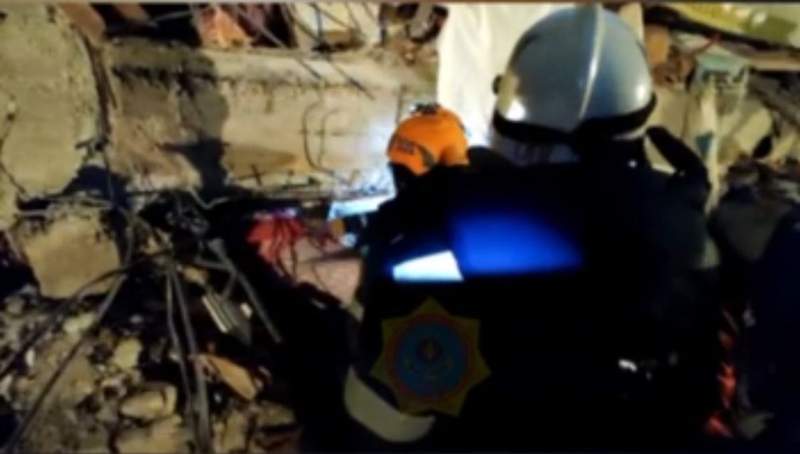 Түркияда қазақстандық құтқарушылар үйінді астынан әйел адамды құтқарды