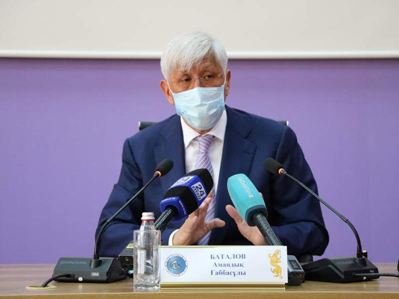Ентігу мен жүрегіне ауа жетпейді: Амандық Баталов астанаға жеткізілді
