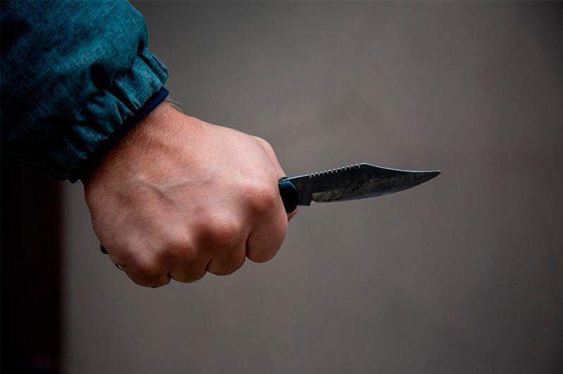 Жас жігіт жасөспірім қызды пышақтап тастаған