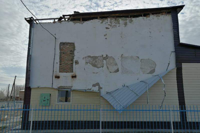 Қатты жел мәдениет үйінің шатырын ұшырып әкетті
