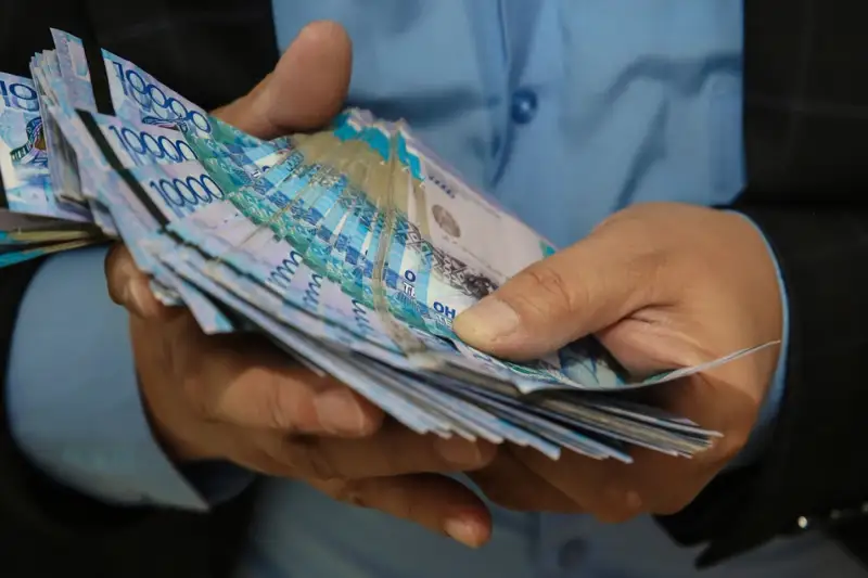 Астанада Мемлекеттік кірістер департаментінің бөлім басшысы 20 млн теңге көлемінде пара алған