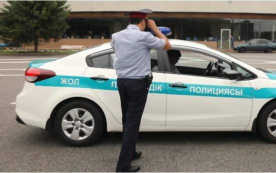 Саунаға барған полицейлер жұмыстан қуылды