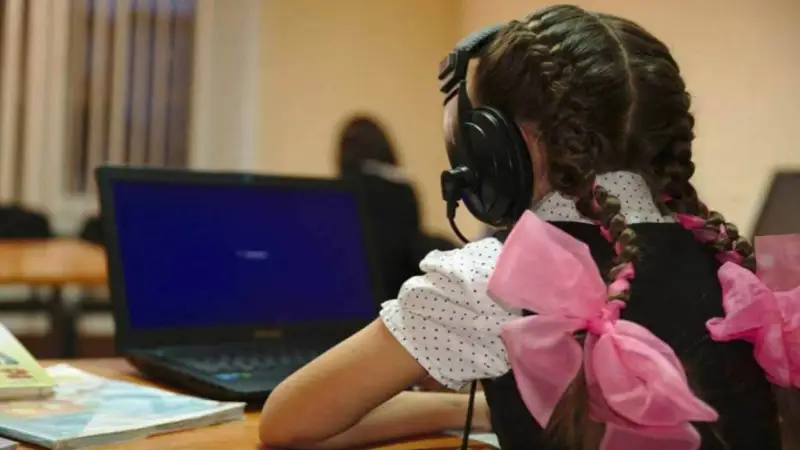 Президент қашықтықтан оқытуды жүргізу тәртібін анықтайтын заңға қол қойды