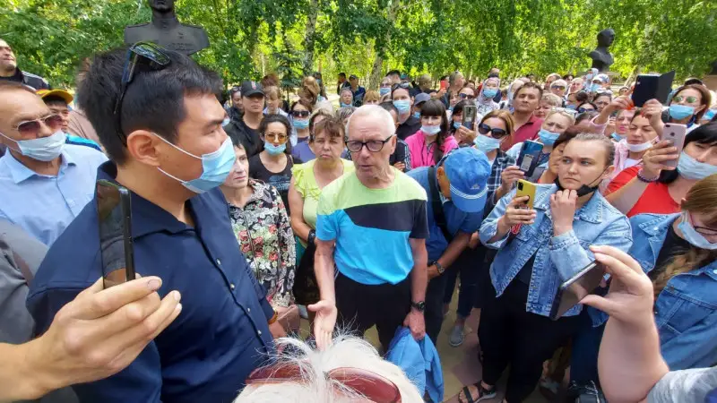 Мәжбүрлі вакцинация жоқ: Қостанай әкімі наразылыққа шыққандармен кездесті