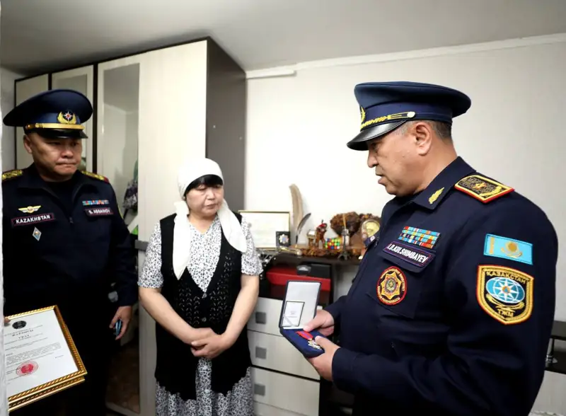 Қаза тапқан сержант Арслан Құрманбековтың анасына III дәрежелі «Айбын» ордені табысталды
