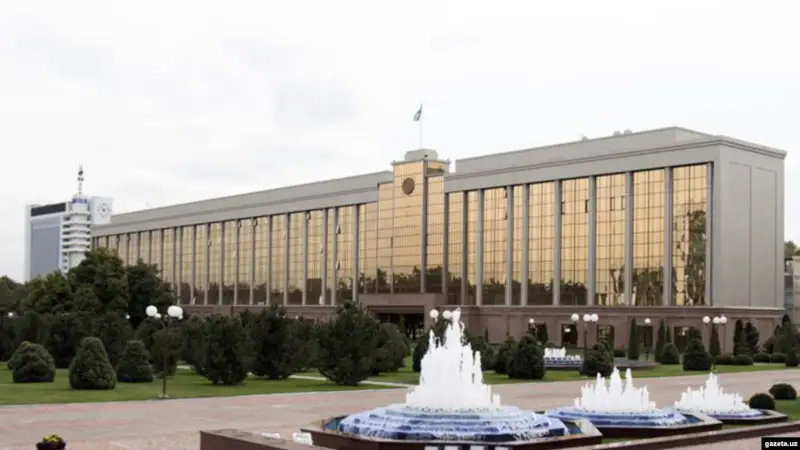 Өзбекстанда үкімет үйі карантинге жабылды
