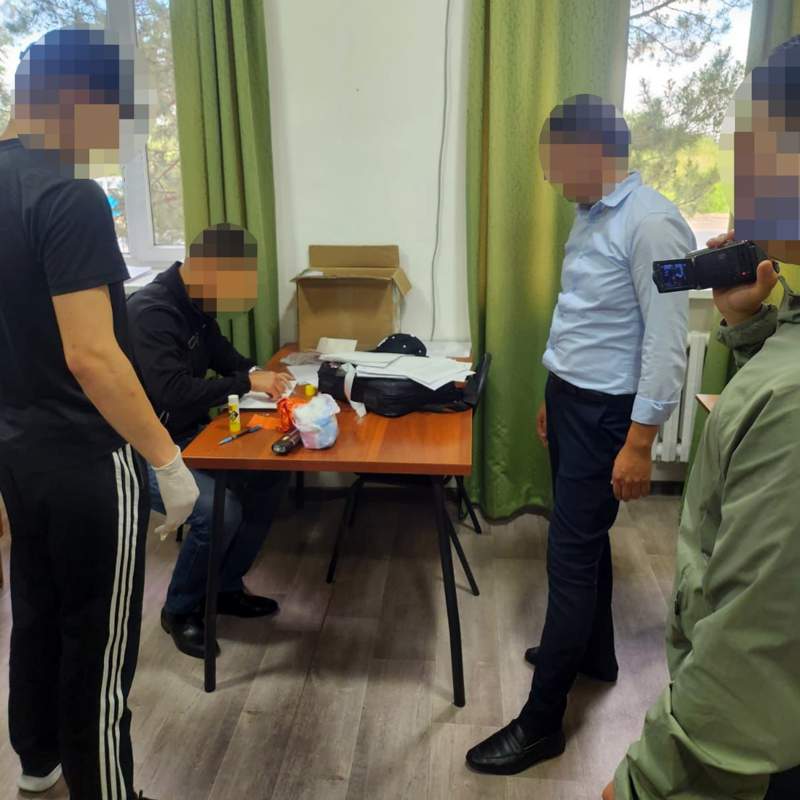 Ақша бопсалау күдігі бойынша «ҚазАвтоЖолдың» бірнеше қызметкері ұсталды 