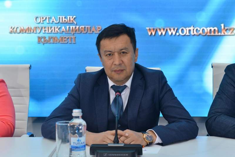 Сәбит Әбдіхалықов театр ұжымымен қоштасты