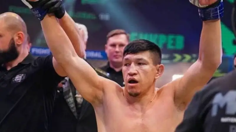 Қуат Хамитов ресейлік қарсыласын бірінші раундта нокаутқа түсірді (видео)