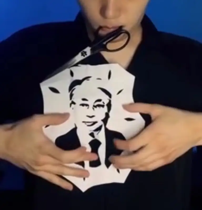 Иллюзионист Михаил Хам қағаздан президент Тоқаевтың портретін жасады
