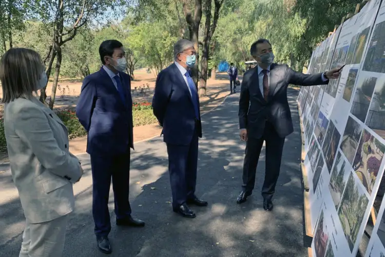 Президент Алматы әкімінің қаланы абаттандыру жөніндегі жобаларымен танысты