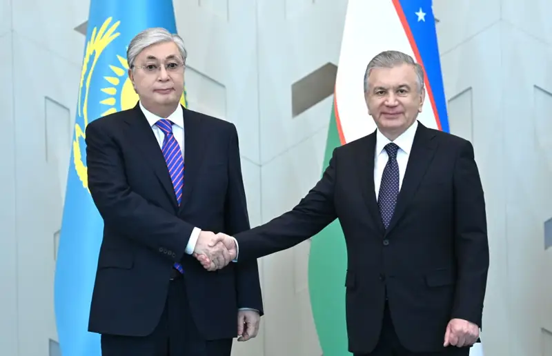 Мирзиёев Тоқаевты халықаралық конгресс орталығында күтіп алды
