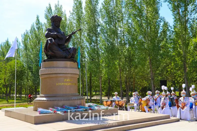 Халық әртісі Дина Нұрпейісованың ескерткіші ашылды
