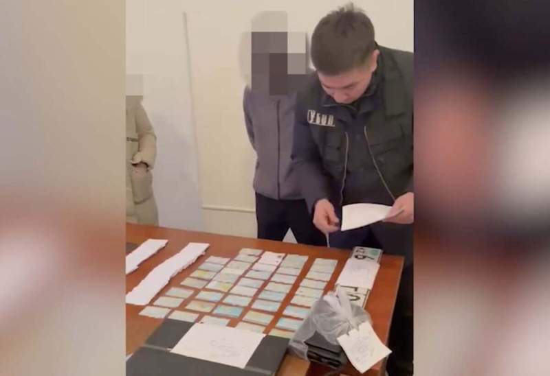 Жамбыл облысында жалған құжат дайындаумен айналысқандар ұсталды  