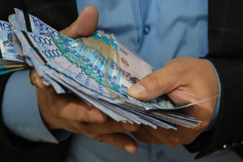 Астанада Мемлекеттік кірістер департаментінің бөлім басшысы 20 млн теңге көлемінде пара алған