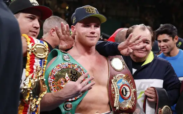 Канело Сондерсті жеңіп, үш тұжырым бойынша әлем чемпионы атанды 