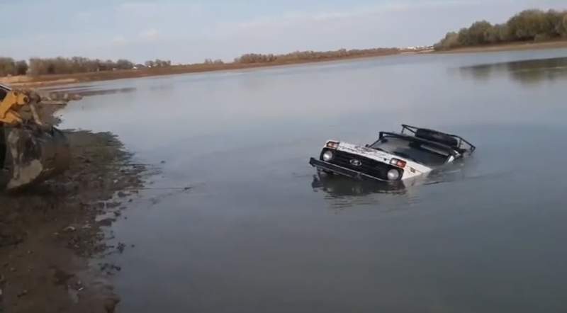 Көлік Жайық өзеніне батып, екі адам қайтыс болды