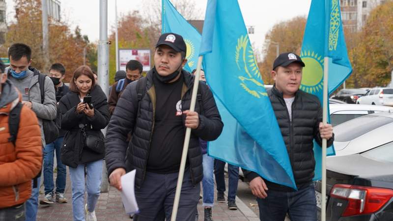 Белсенділер Бораттың «басын кеспек»