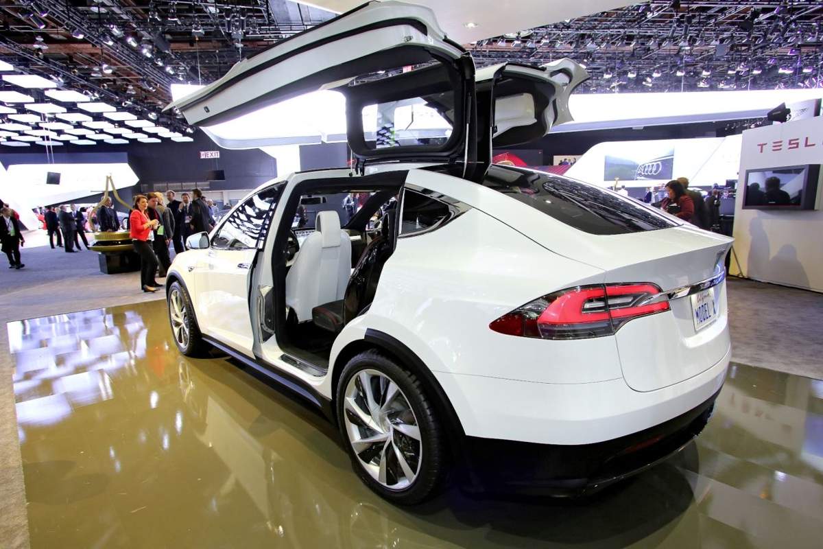 Tesla 2 миллионға жуық электромобилін кері қайтарып жатыр  