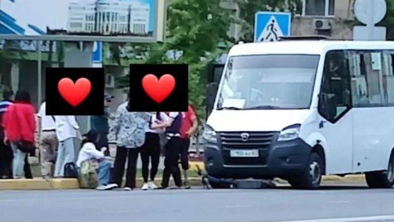 Оралда жүк көлігі самокат тепкен екі қызды қағып кетті