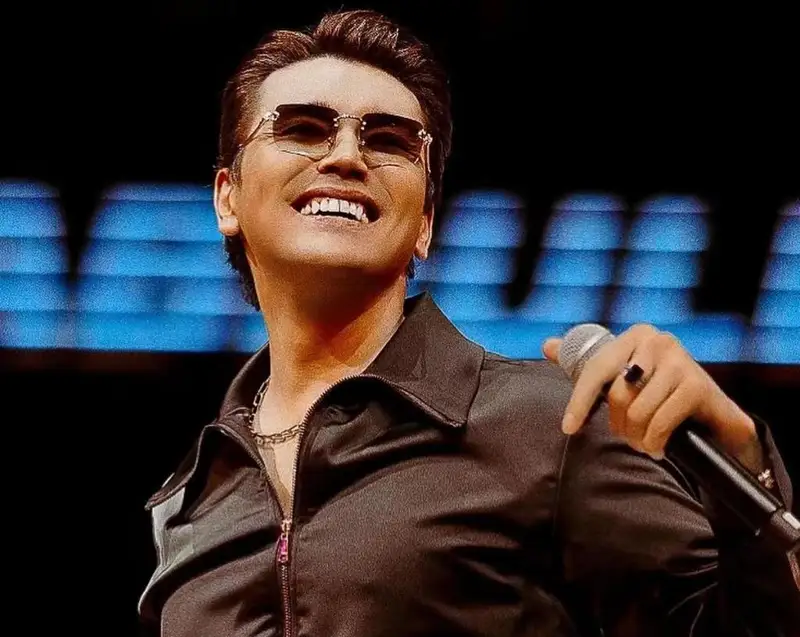 «Рахат-ай...» Қытайға концерт қоюға барған Нұрболат Абдуллинді қыздар ерекше қарсы алды